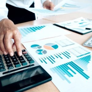 CFO realizando cálculos relativos a situação financeira da empresa