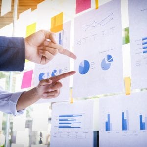Gestores realizando a análise de mercado Gestores realizando a análise de mercado