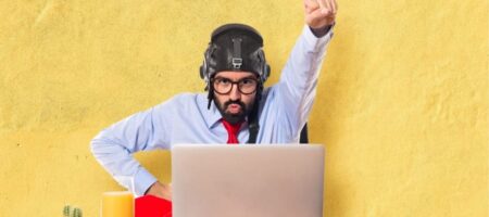 Homem em frente ao seu computador concentrado em sua ideia para empreender