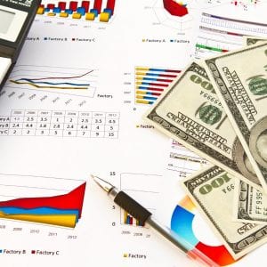 Investidor analisando possíveis resultados do investimento no mercado de câmbio Investidor analisando possíveis resultados do investimento no mercado de câmbio