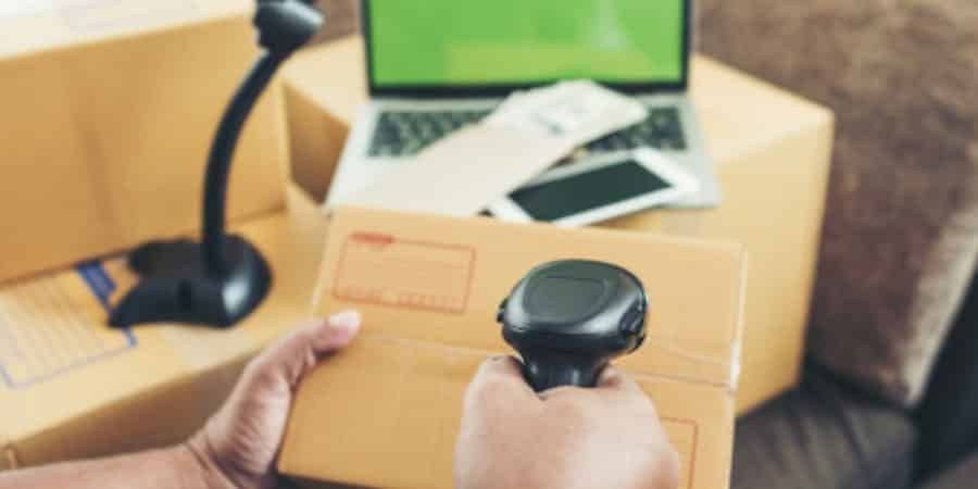 Responsável pelo controle patrimonial conferindo etiquetas RFID