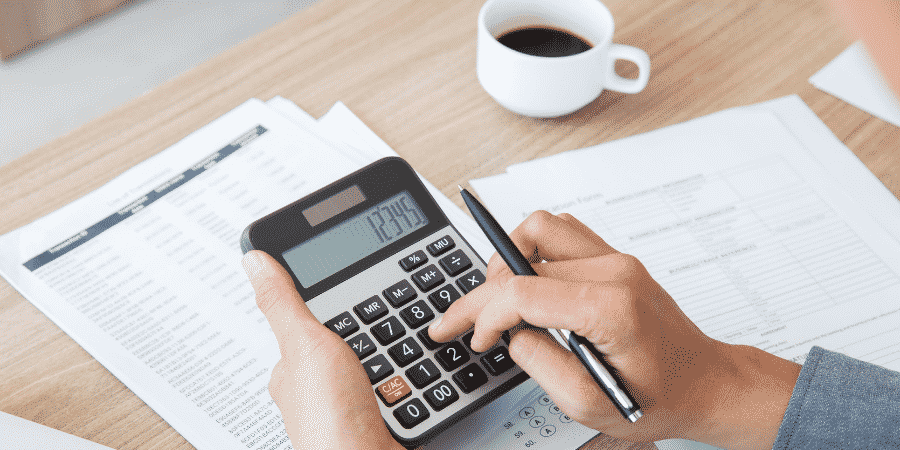 calculadora-lapis-e-papeis-para-ilustrar-contabilidade-financeira-e-contabilidade-gerencial