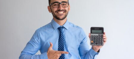 homem mostrando calculadora matemática financeira